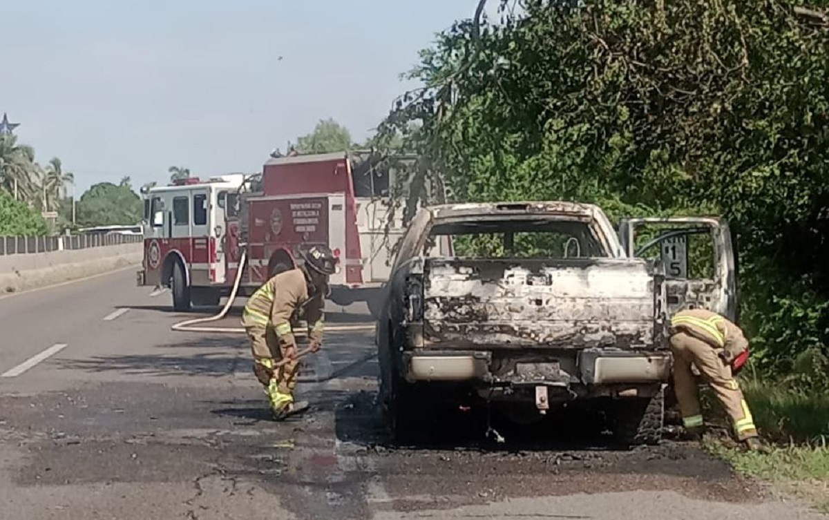Una camioneta incendiada fue localizada abandonada sobre la México 15, en Guasave