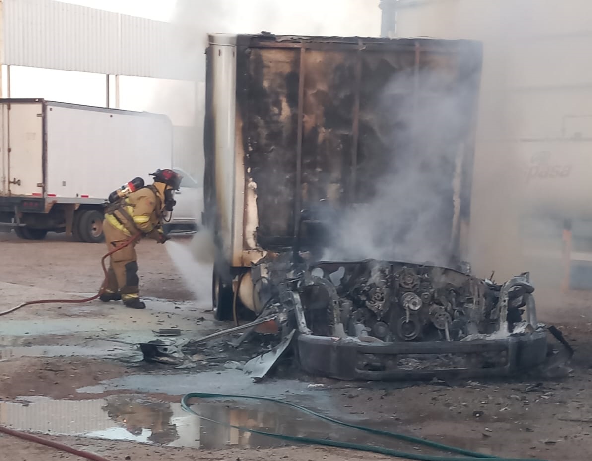 Se incendia camioneta en el interior de una Jaibera en Guasave