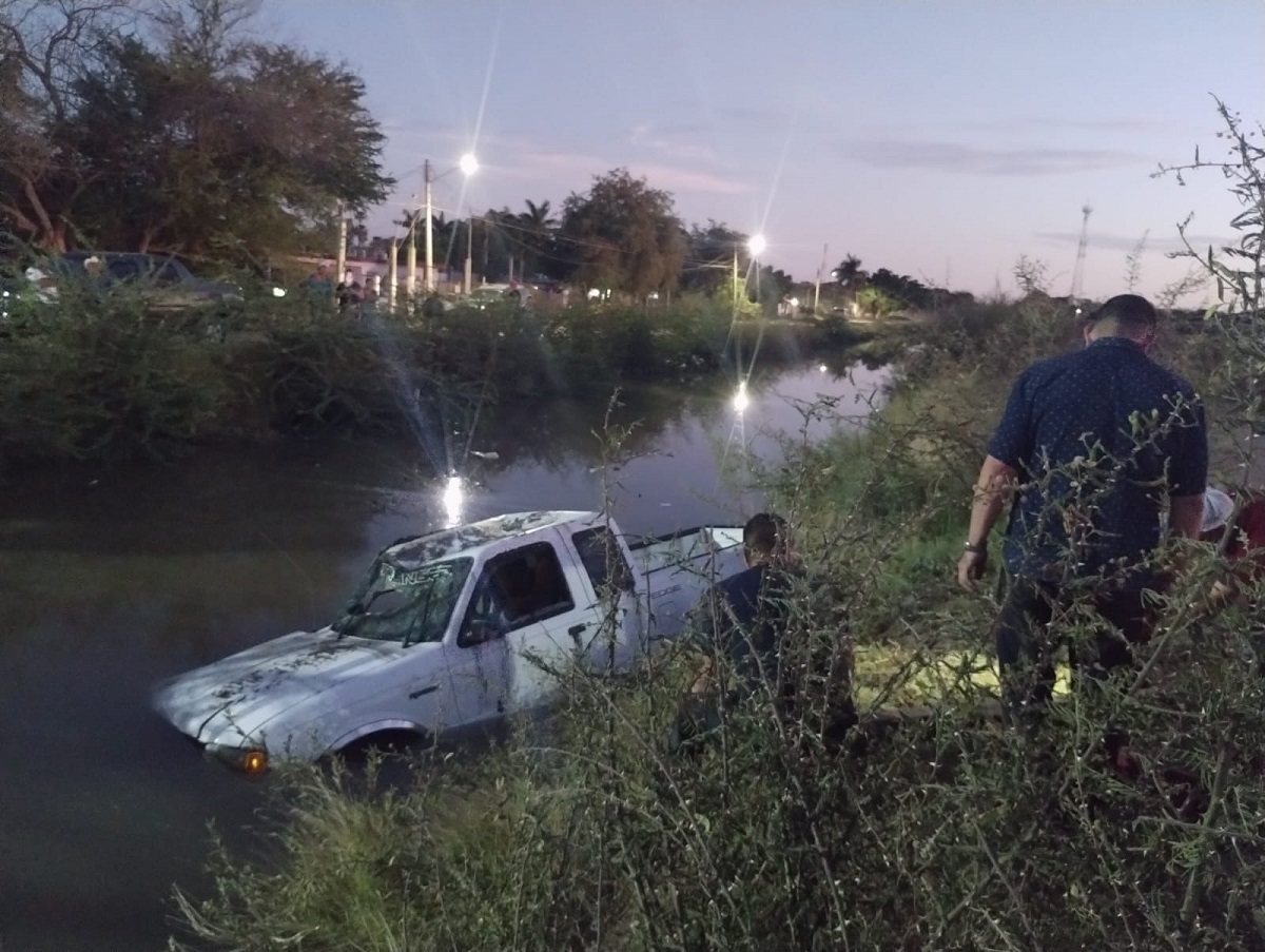¡Canalazo! Conductor de una camioneta cae dentro de un canal del ejido Flores Magón, Ahome