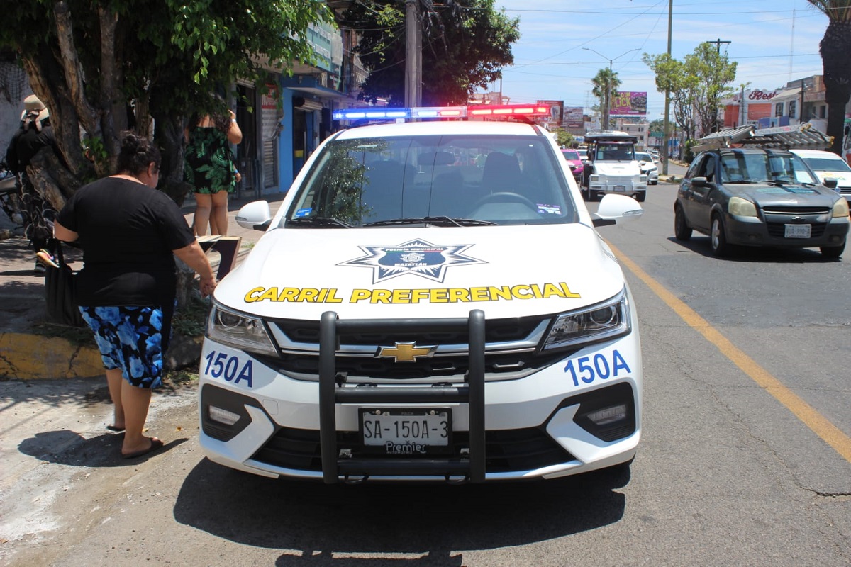 Aplicarán multas y el retiro con grúas de vehículos que obstruyan el carril preferencial en Mazatlán