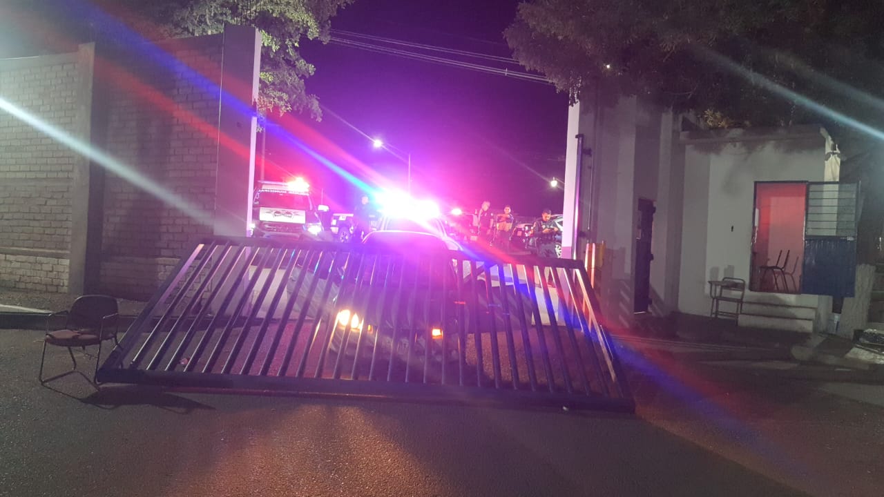 Conductor choca contra las instalaciones de la Policía Municipal en Guasave