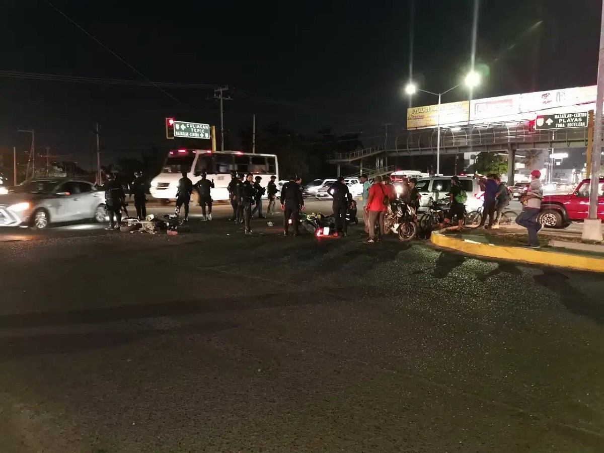 Se registra fuerte choque entre dos motocicletas en Mazatlán; tres personas resultan lesionadas