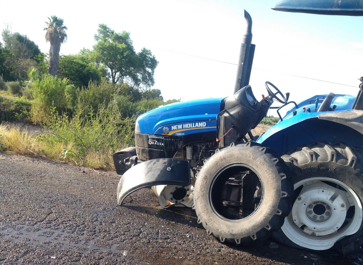 Choque frontal entre tractor agrícola y un automóvil deja a un joven lesionado en Ahome