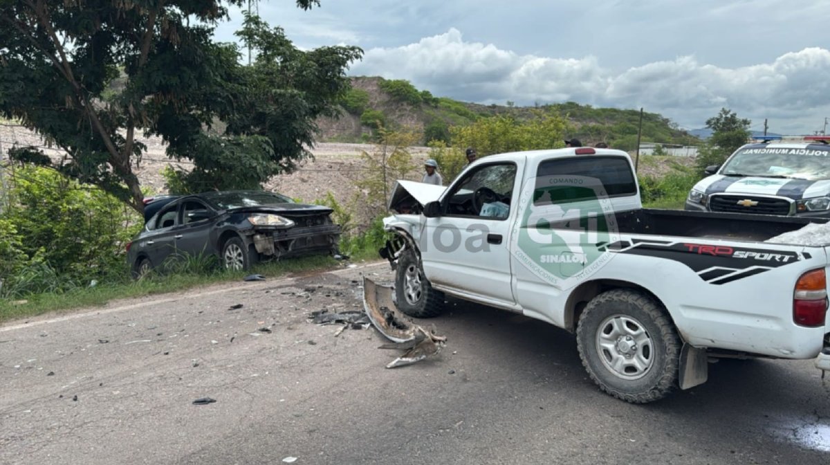 Se le revienta neumático a camioneta y se impacta de frente contra automóvil en Escuinapa