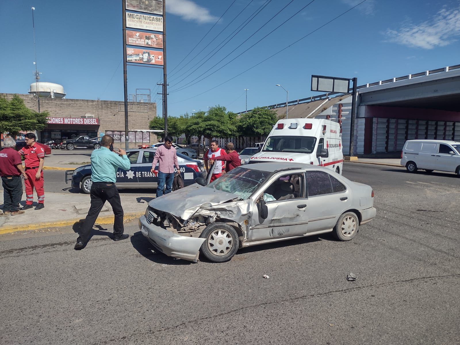 Choque sobre el lateral de la México 15, en Guasave deja dos personas lesionadas
