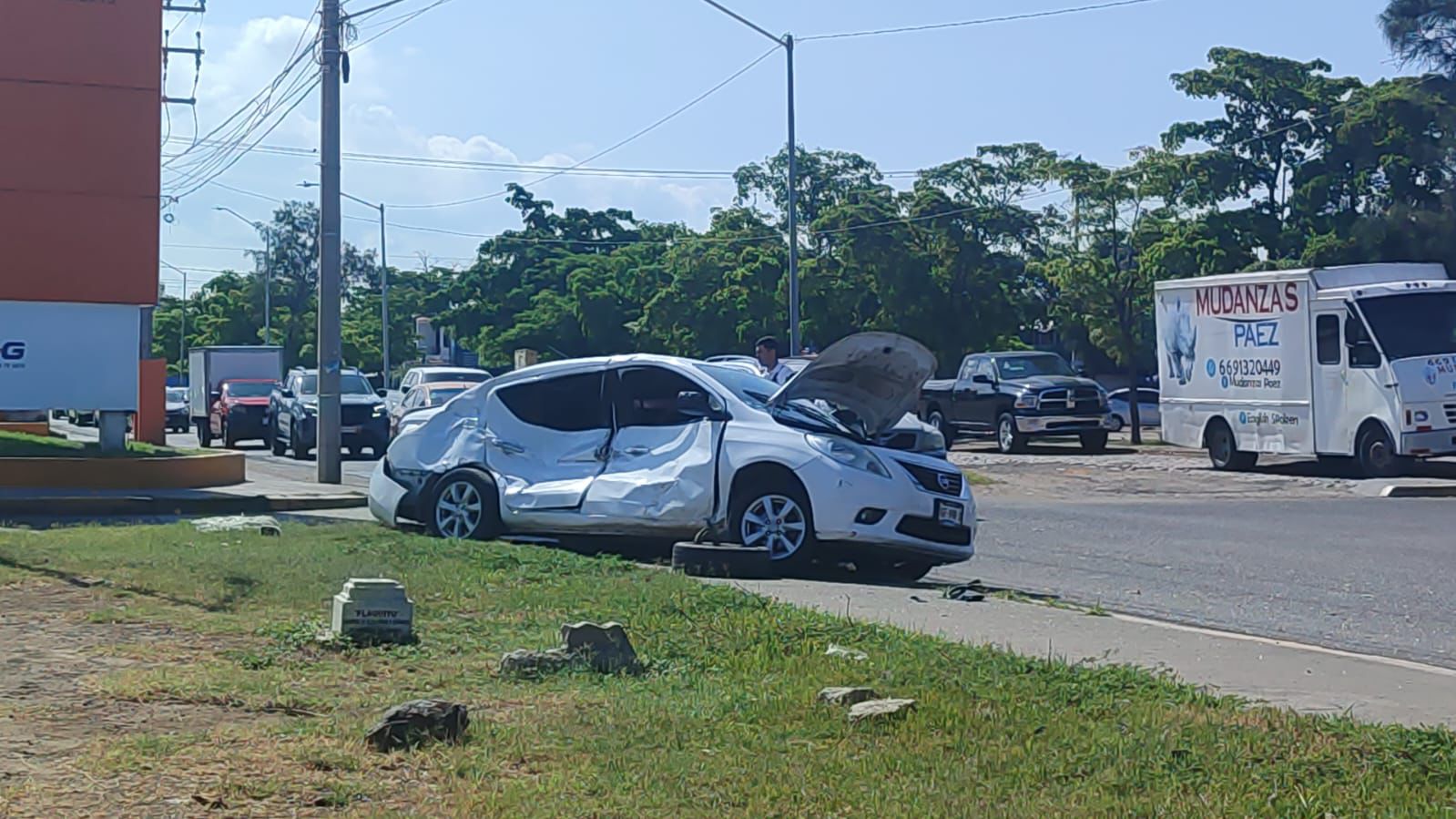 Fuerte choque entre camión de personal y automóvil deja un lesionado en Mazatlán