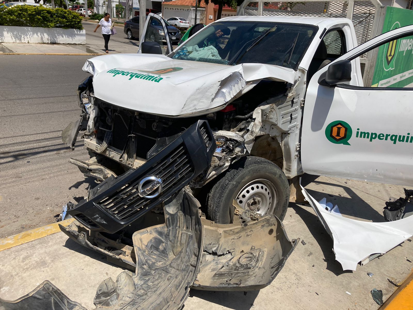 Conductor se brinca su alto obligatorio y provoca fuerte choque en Mazatlán