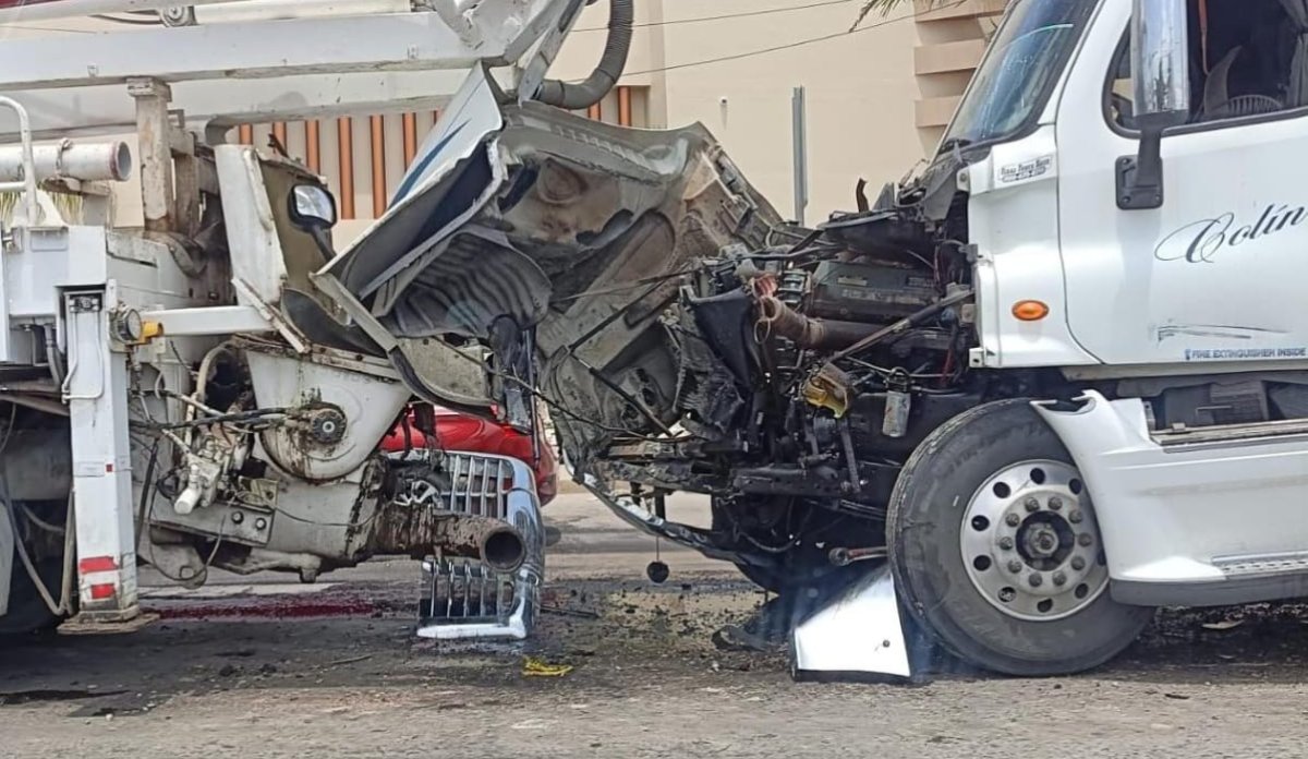Se registra choque entre tráiler y camión grúa de cemento en Mazatlán