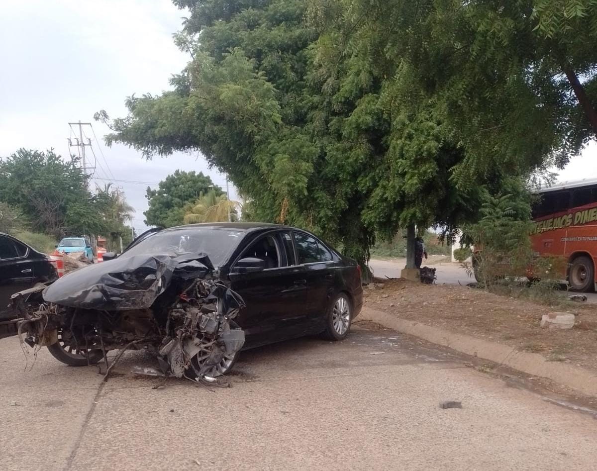 Automóvil choca contra un árbol y el motor sale expulsado en Mazatlán