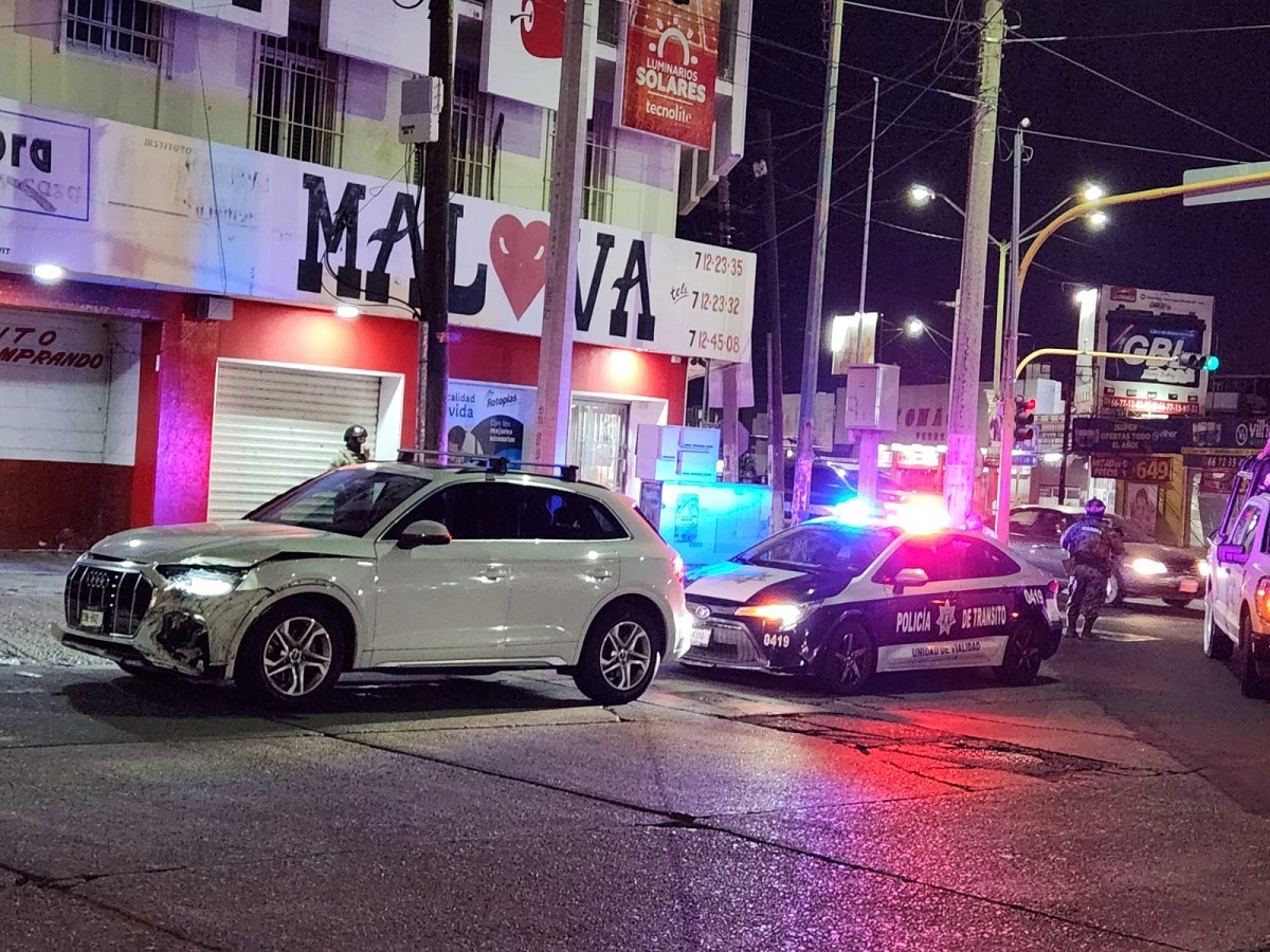 Patrulla de la Policía Estatal y vehículo de lujo chocan en importante crucero del sector Centro de Culiacán