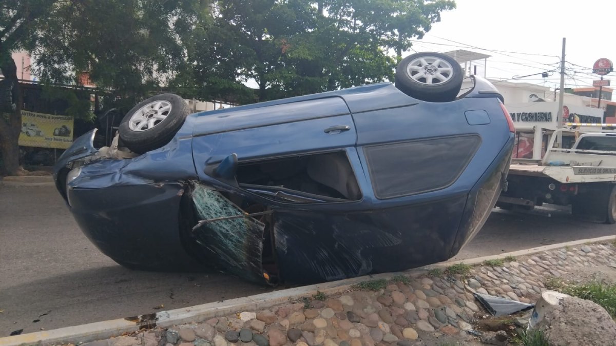 Choque y volcadura al norte de Culiacán deja un lesionado leve