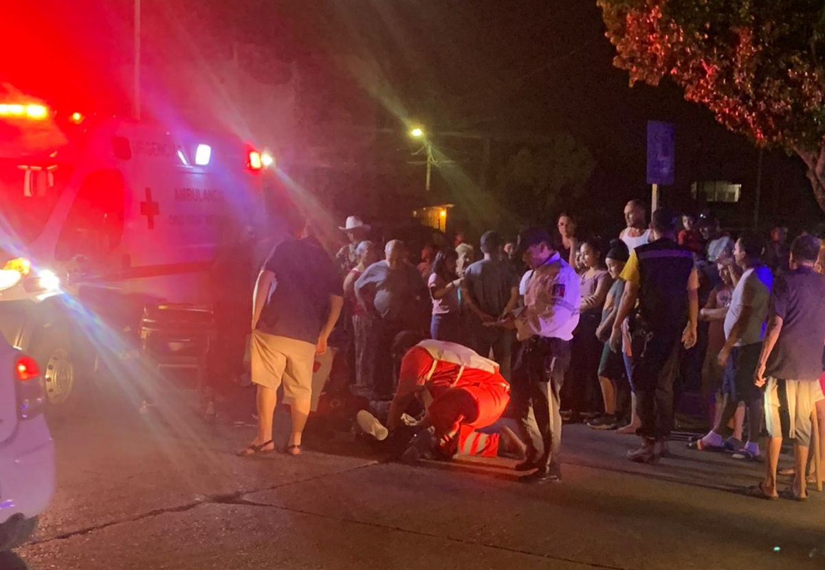 Don Rosario es embestido por conductor de una camioneta en la colonia La Cuchilla, en Los Mochis