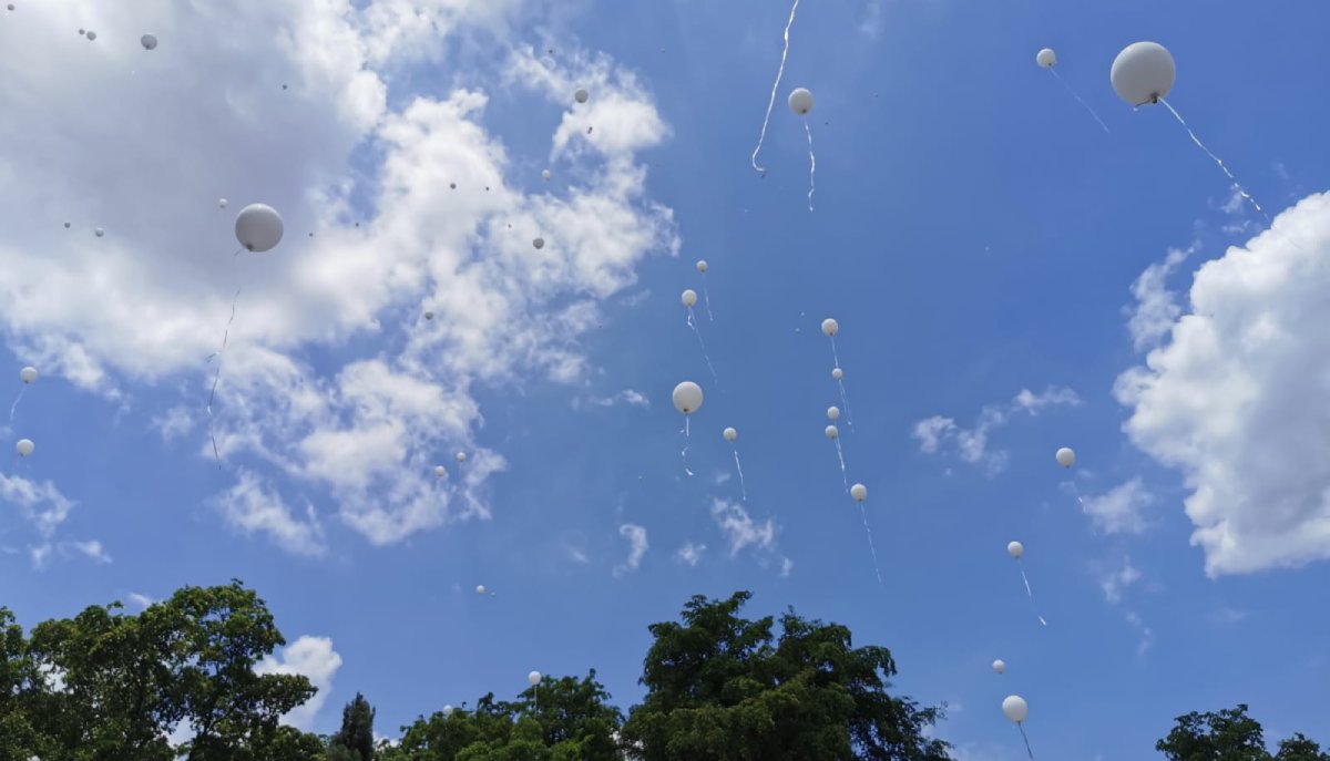 Entre gritos, aplausos y globos blancos, dan último adiós a Héctor Melesio Cuén