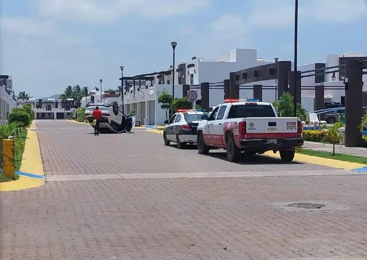 Conductora vuelca en su camioneta en el interior de un fraccionamiento en Mazatlán