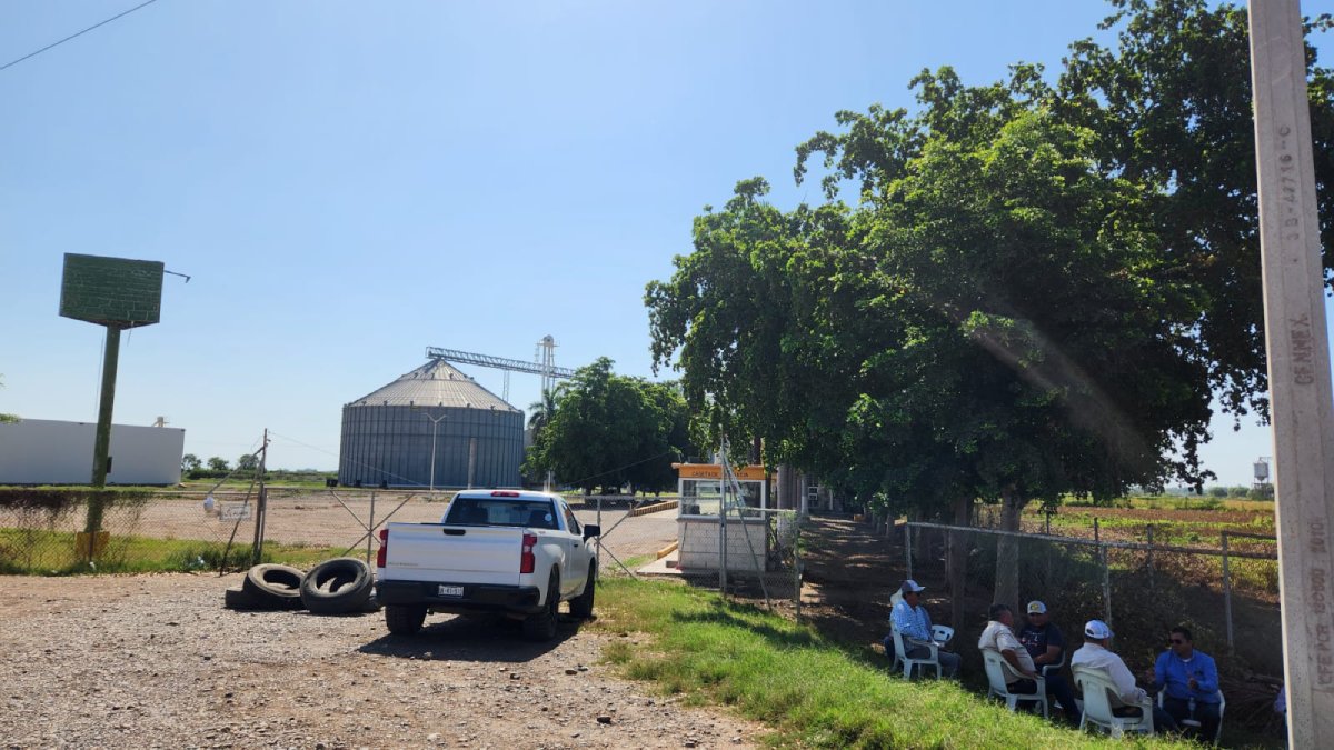 Productores mantienen toma de Bodega Columbia en Guasave por segundo día consecutivo; exigen pago