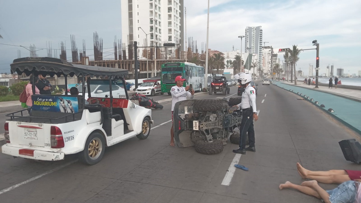 Cuatrimoto queda volcada en la avenida Del Mar en Mazatlán