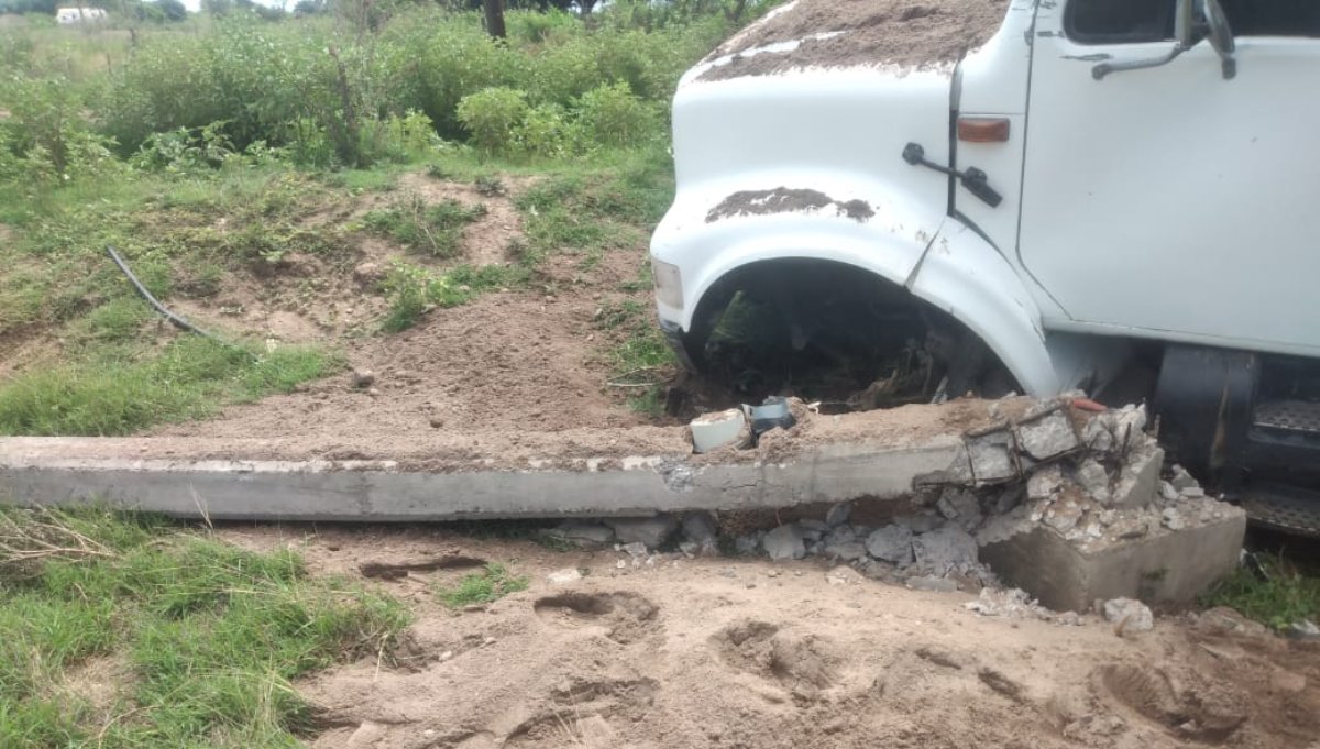 Conductor de un dompe se sale de la carretera en Guasave y derriba una mufa