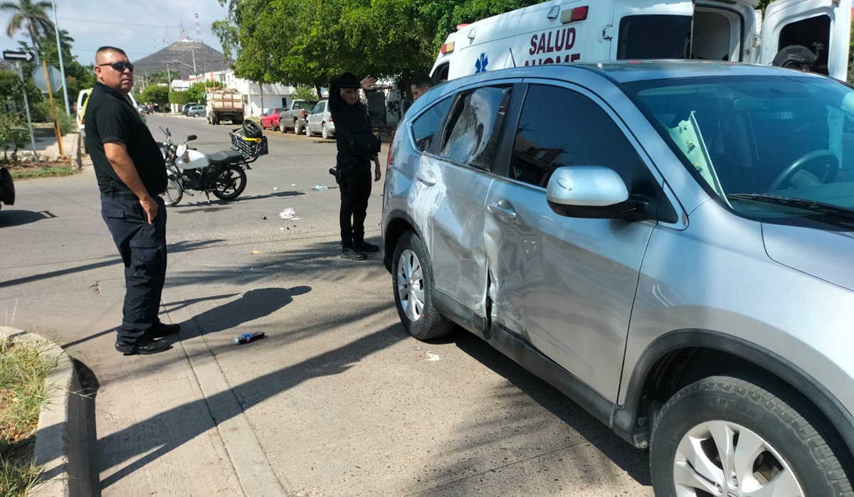 Dos personas lesionadas deja choque entre carro y moto en Los Mochis