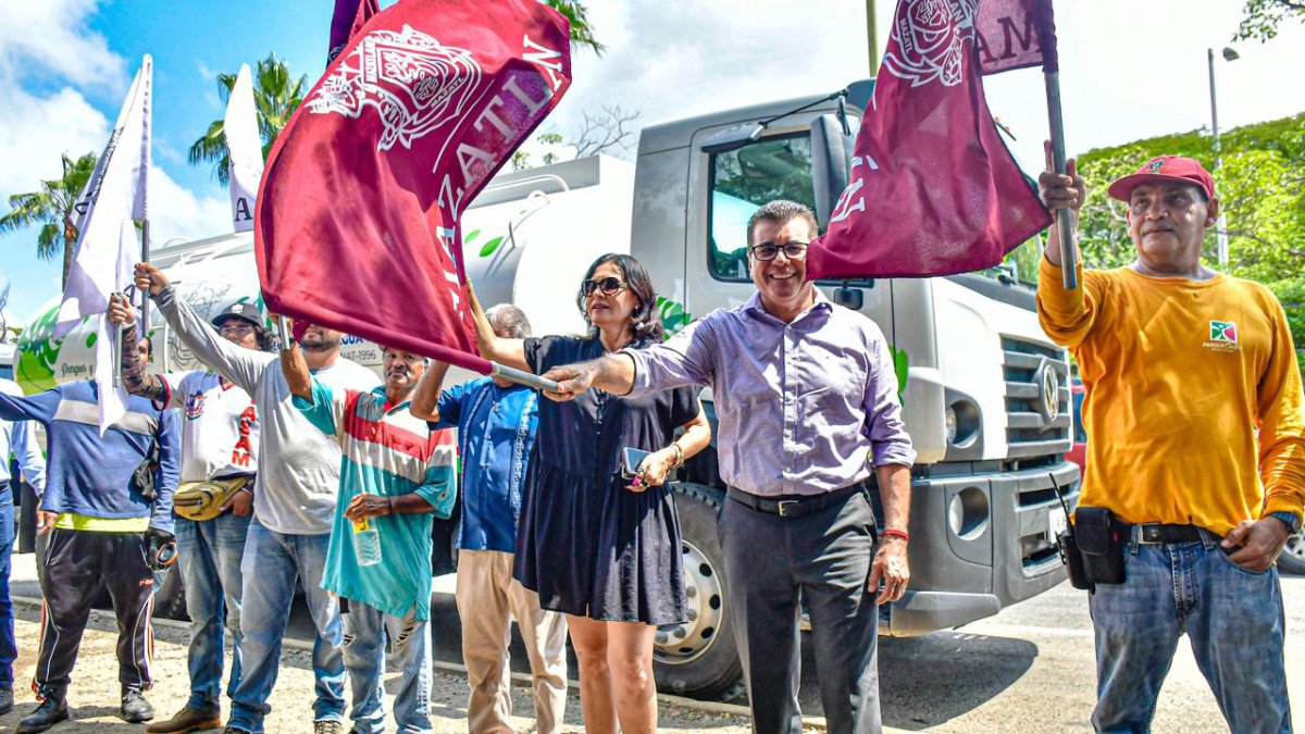 Entrega Edgar González dos pipas para 20 mil litros de agua tratada a Parques y Jardines en Mazatlán