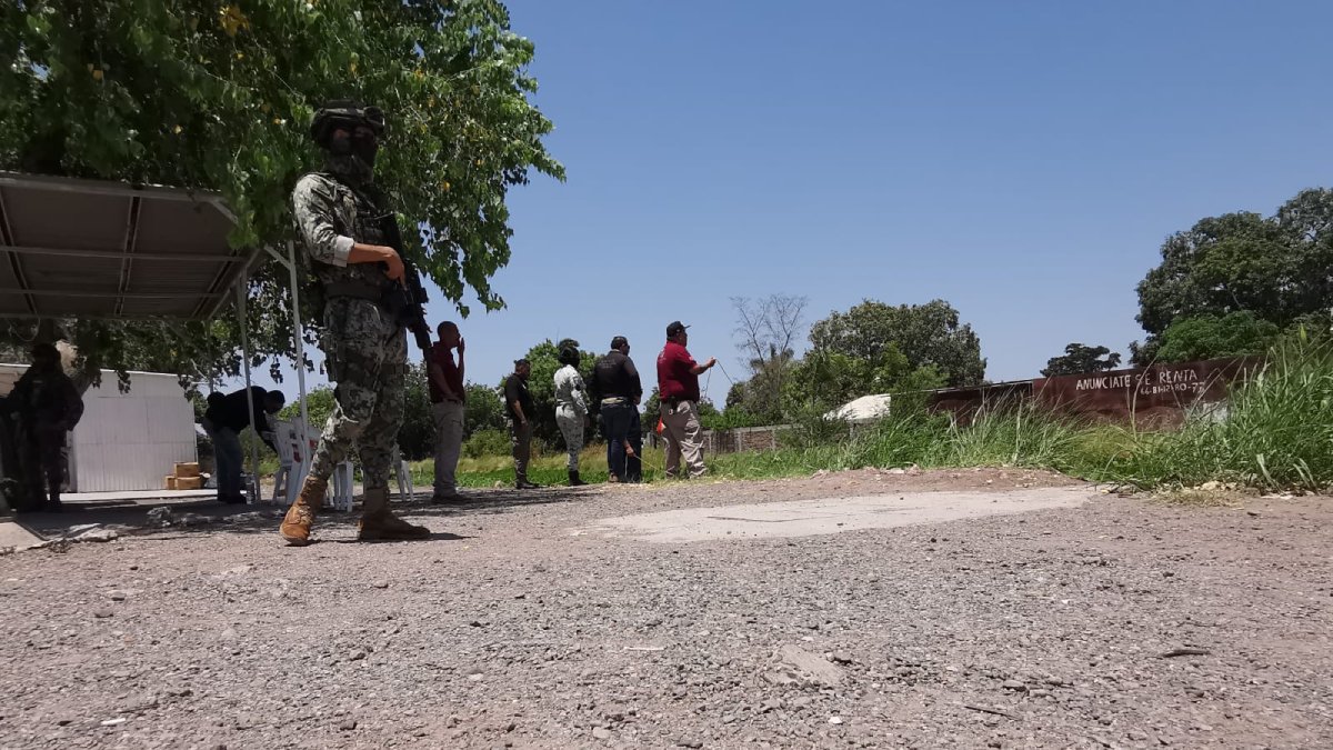 Marinos y buzos de Bomberos buscan armas donde detuvieron a presuntos delincuentes en mayo, en Los Mochis