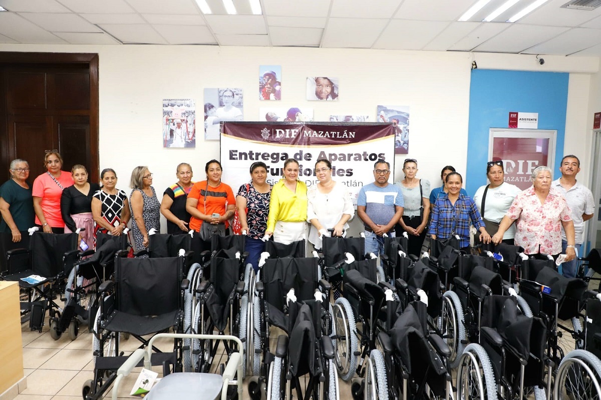 Sistema DIF Mazatlán y Beneficencia Pública entregan ayudas funcionales a 24 familias