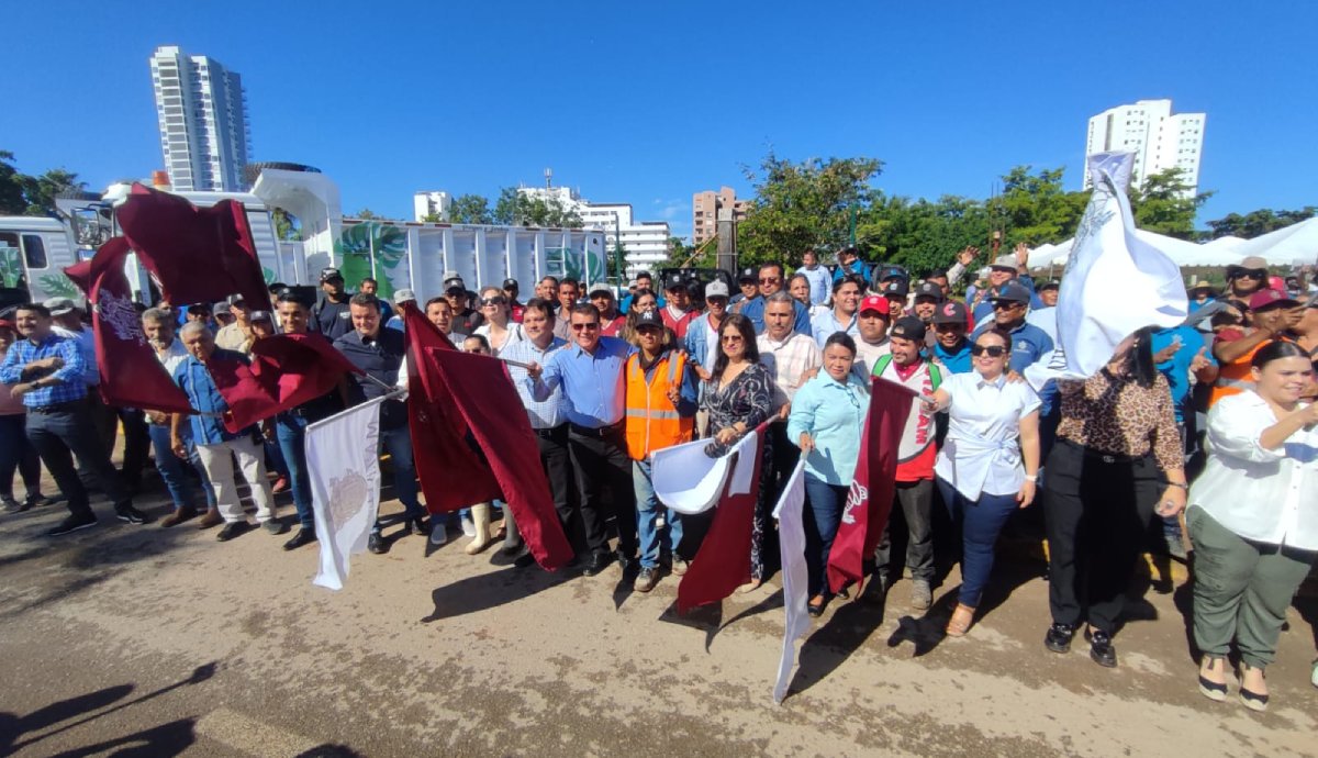 ¿Ya se reconciliaron? Alcalde de Mazatlán y líder de Stasam se suben a volteo en entrega de equipamientos