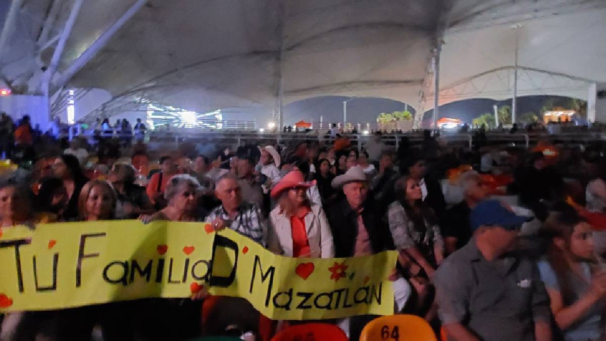 Familia mazatleca de Ana Bárbara asiste a su concierto en Durango