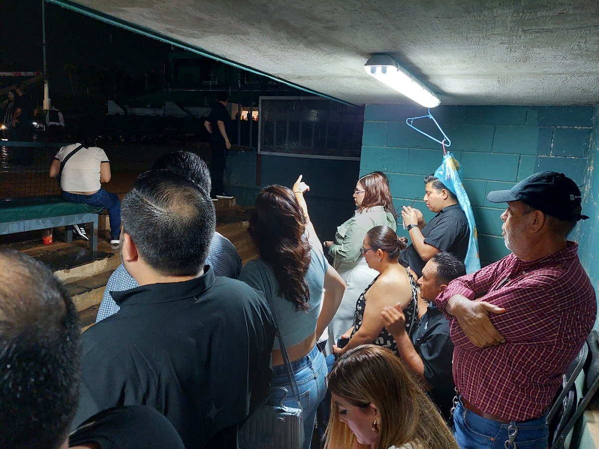 Lluvia en Los Mochis hace correr al público de grupo Intocable