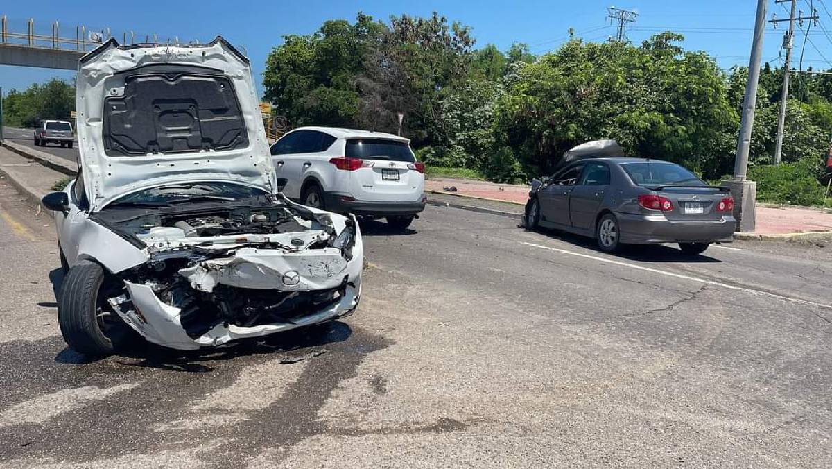 Se registra fuerte accidente entre dos vehículos frente a la Urraca, en Mazatlán