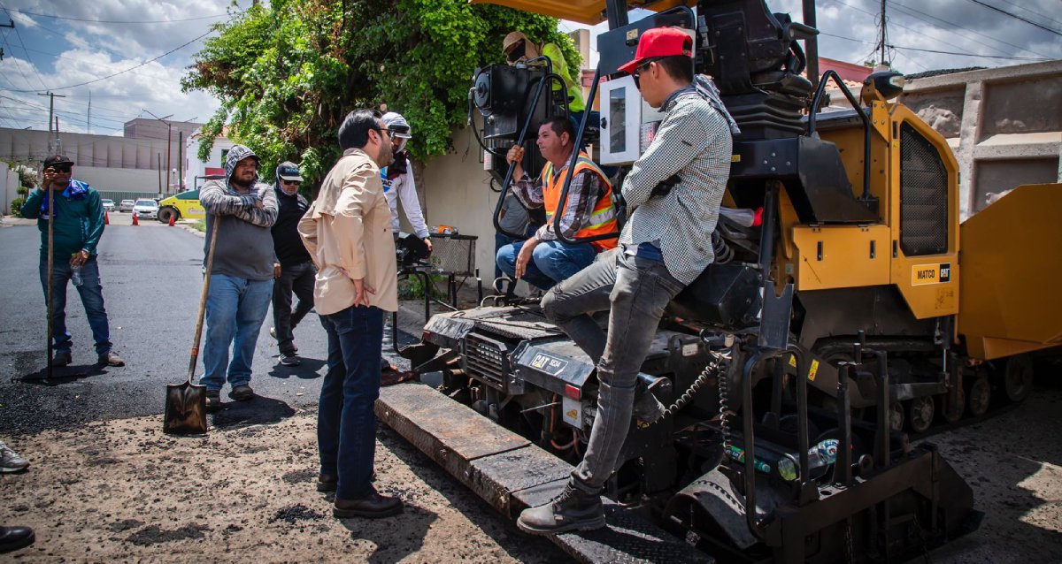 Gámez Mendívil supervisa trabajos de reencarpetado en el sector Terranova