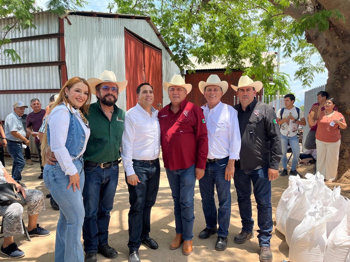 Ganaderos de Badiraguato reciben semilla de sorgo y la oferta de apoyarles con equipo para trabajar