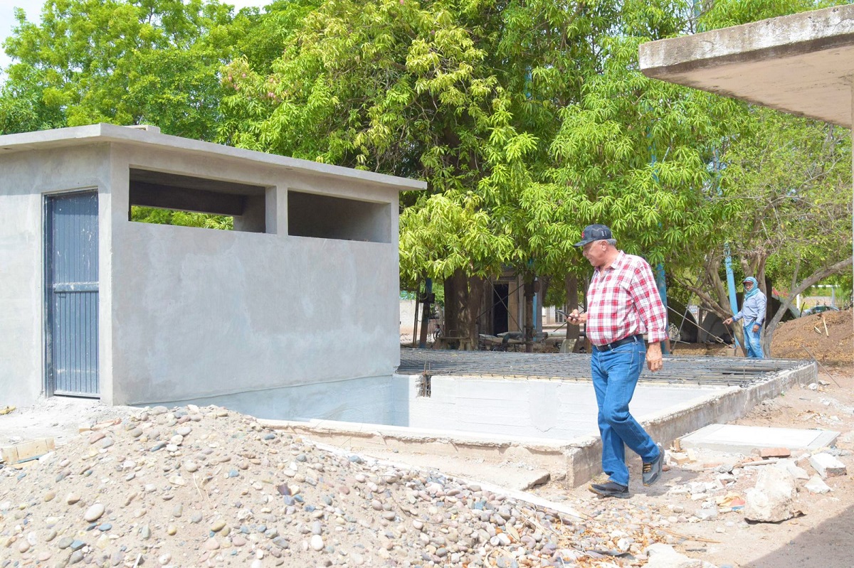 Alcalde Gildardo Leyva supervisa obras sociales en Jahuara II, Llano de Los López y Las Cabras