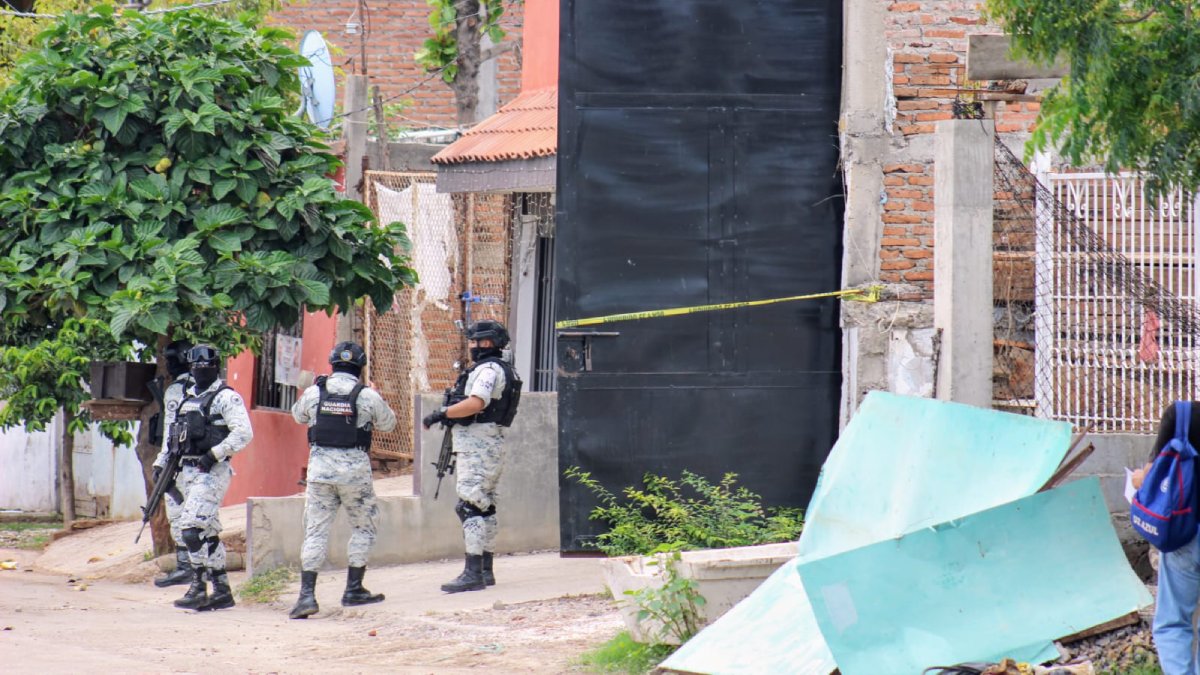 Aseguran bodega donde al parecer extraían combustible en Mazatlán