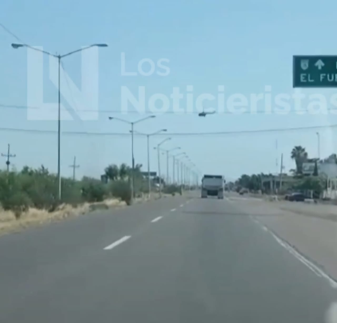 Helicóptero de la Secretaría de Marina sobrevuela la sindicatura del Valle del Carrizo, Ahome