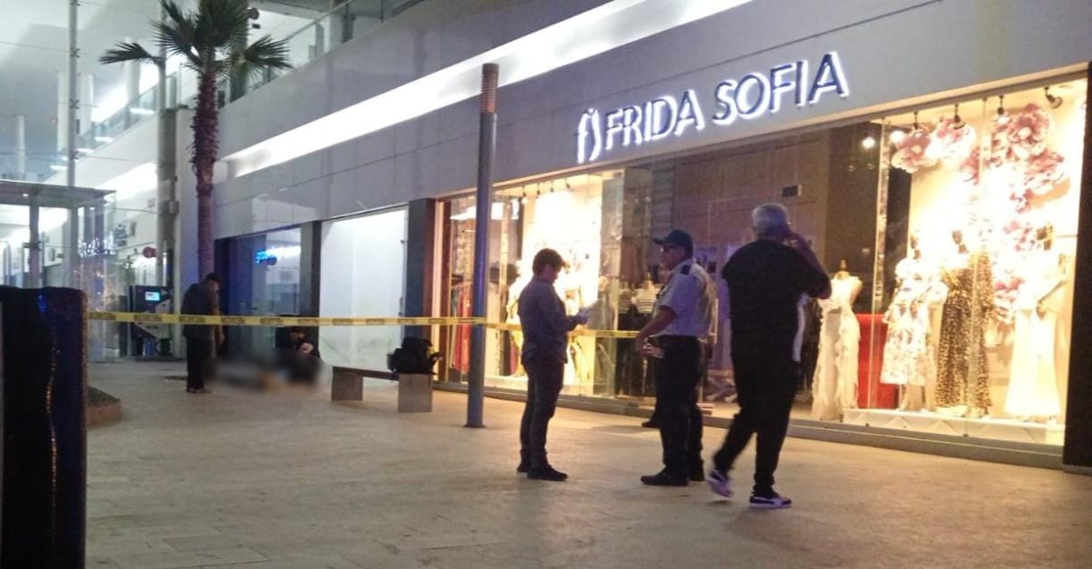 Sin vida y tirado a la entrada de una plaza comercial en Los Mochis fue localizado un hombre