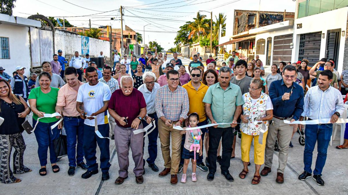 Estrenan calles pavimentadas vecinos de Huertos familiares y Labastida Ochoa en Mazatlán