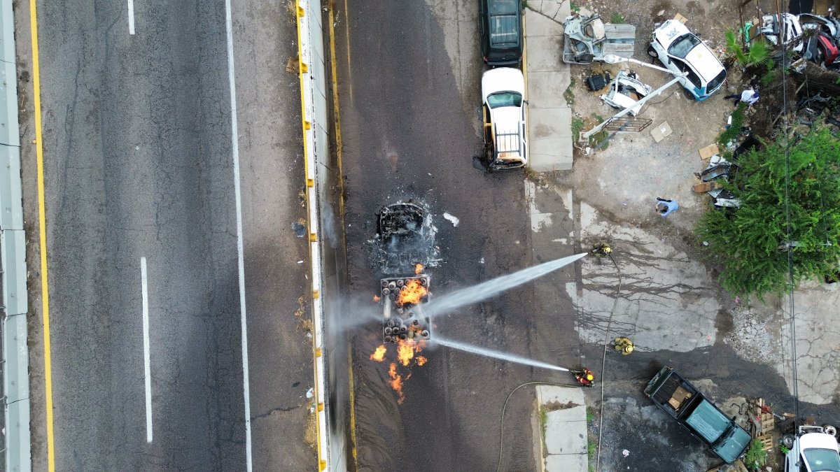 ¡Otra vez en La Costerita de Obregón! Se incendia camión con cilindros de gas en Culiacán