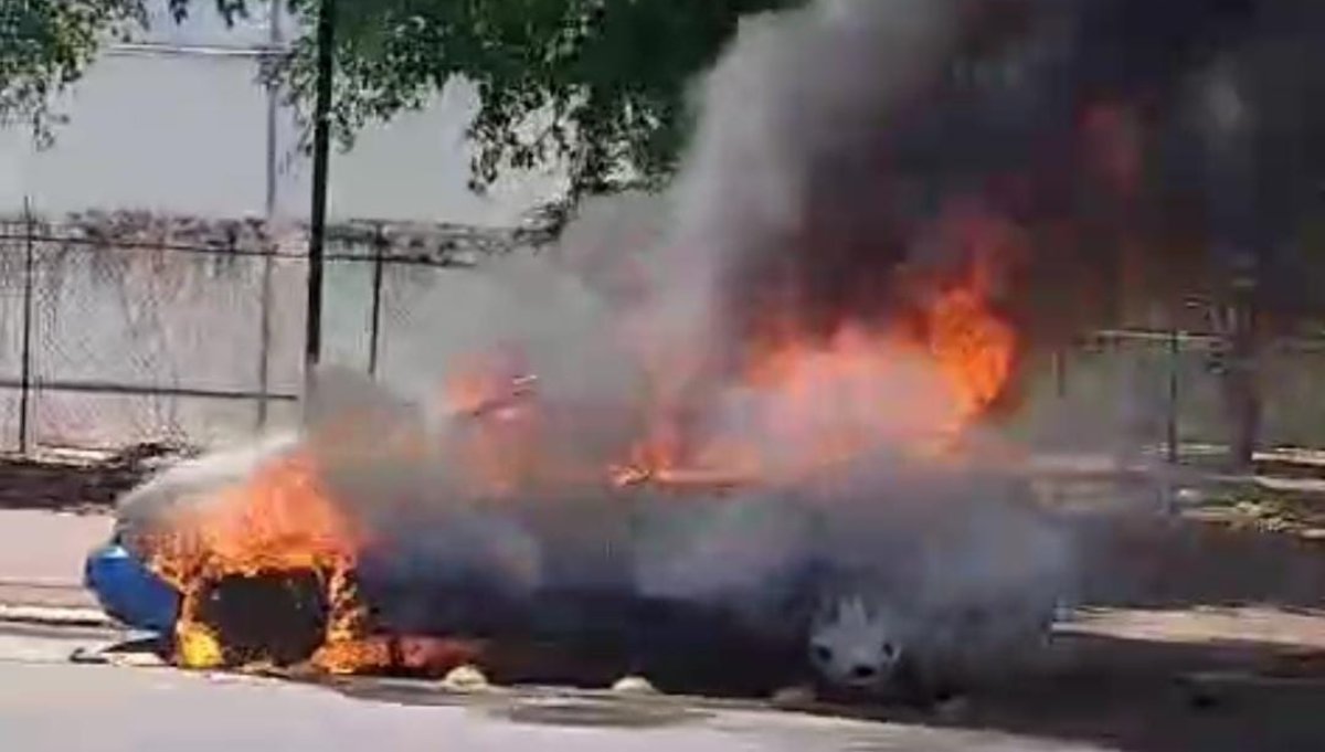 Se incendia vehículo compacto junto al Jardín Botánico de Culiacán