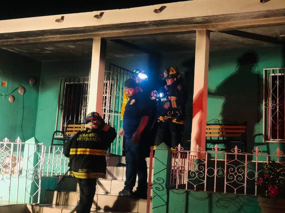 Fuerte incendio consume dos habitaciones en vivienda de Mazatlán