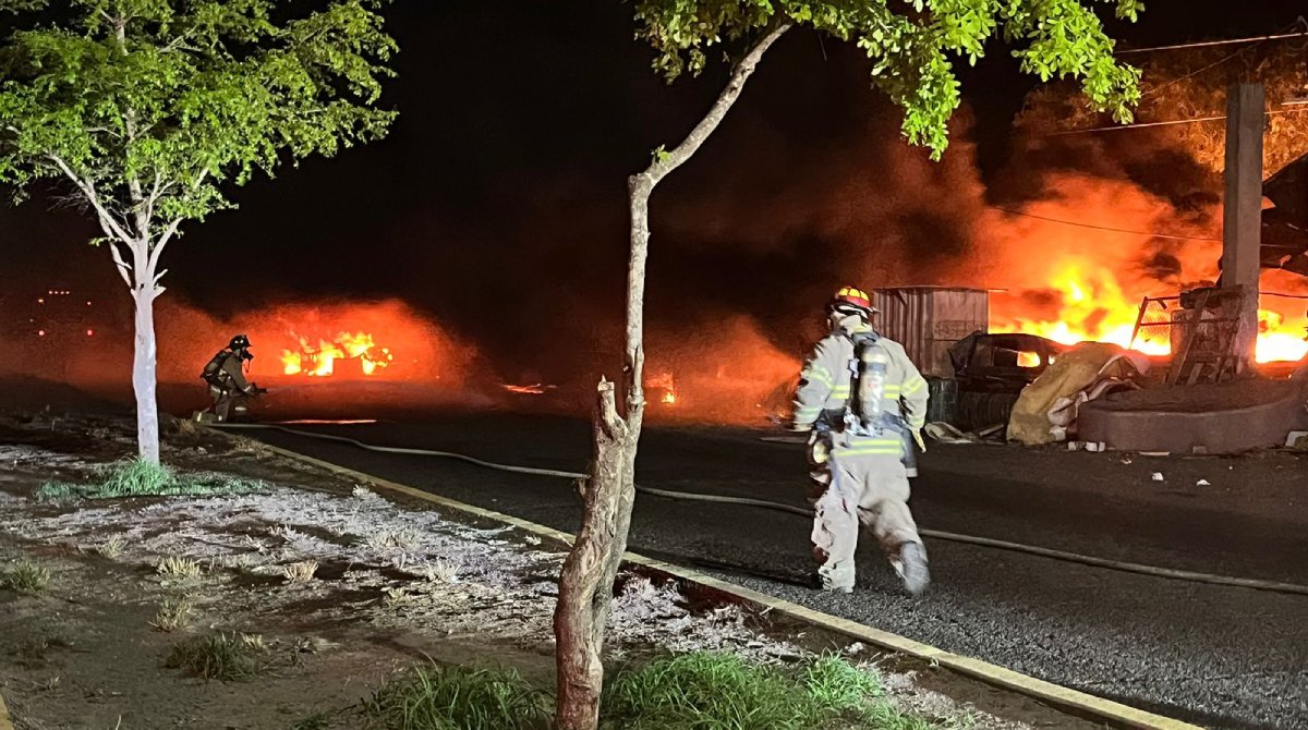 Se incendia taller de lanchas en el ejido 5 de Mayo, Ahome
