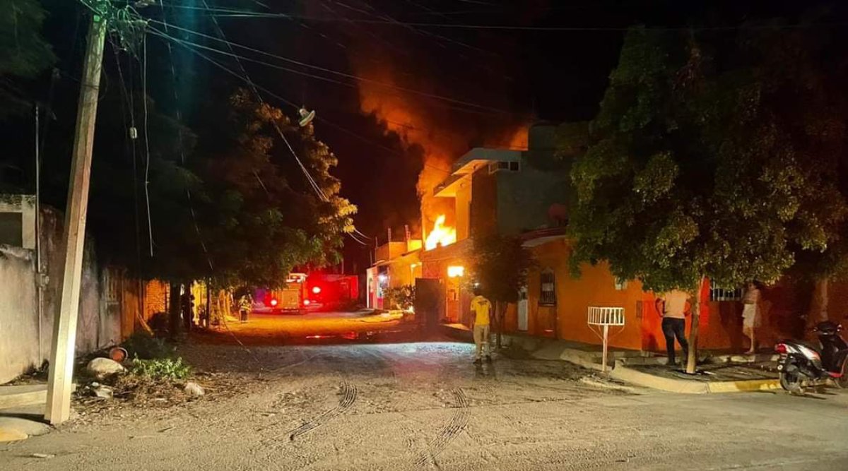 Incendio deja calcinado un automóvil y 50 motocicletas en conocido taller en Escuinapa