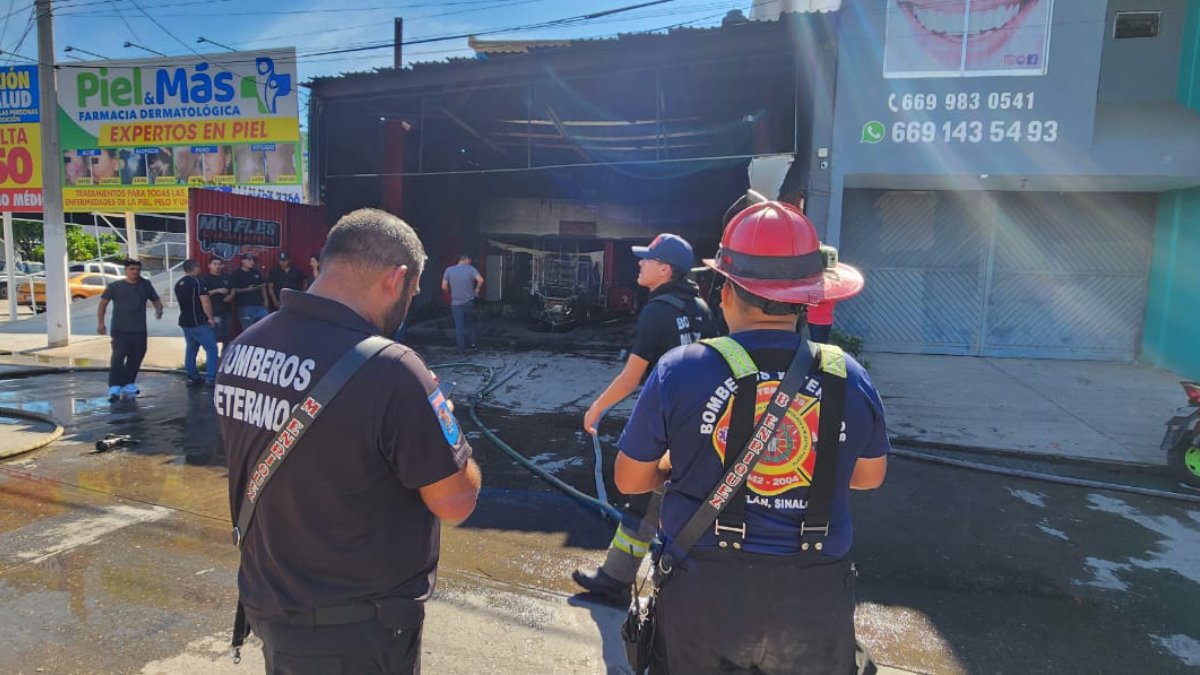 Incendio en taller mecánico reduce vehículo a cenizas en Mazatlán