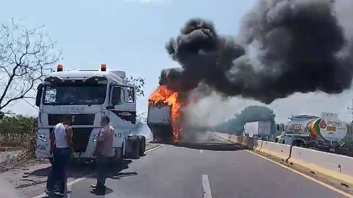 Arde caja de tráiler cargado de maíz sobre La Costera, en Navolato