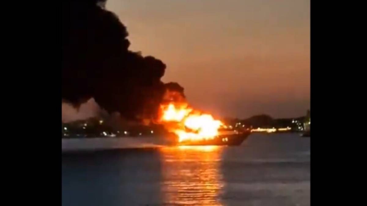 Video: Yate privado se incendia en Isla Mujeres; seis turistas y la tripulación fueron evacuados