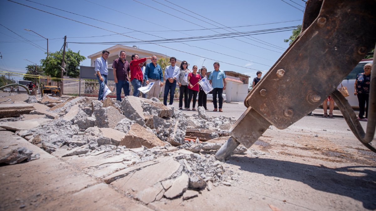 Tras décadas de pestilencia, al fin inicia rehabilitación de drenaje del callejón Brown, en Guasave