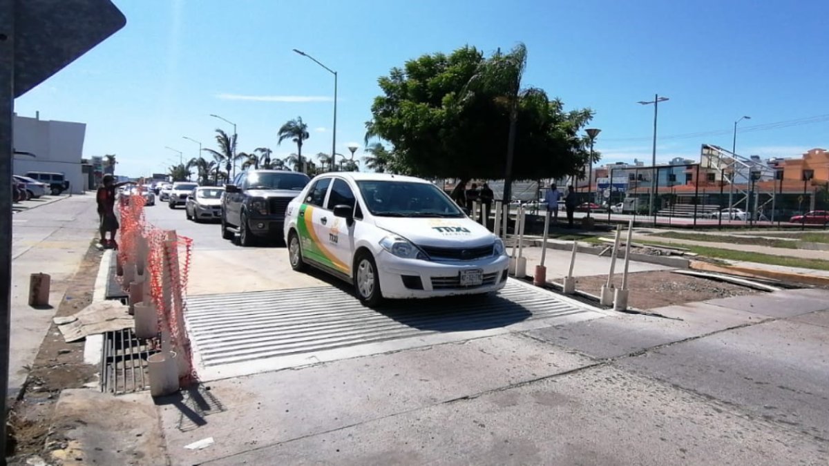 Instalan pasos seguros en la avenida Pérez Escobosa en Real del Valle en Mazatlán