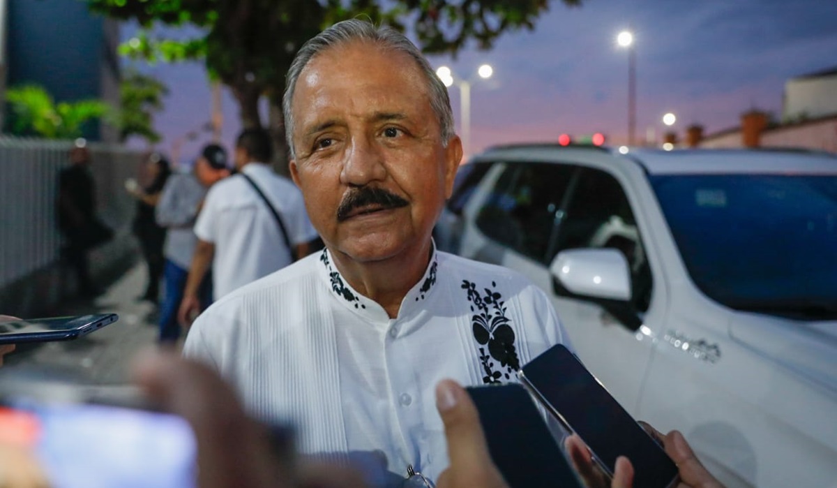 Jesús Estrada Ferreiro llega a funeral de Héctor Melesio Cuén Ojeda en Culiacán