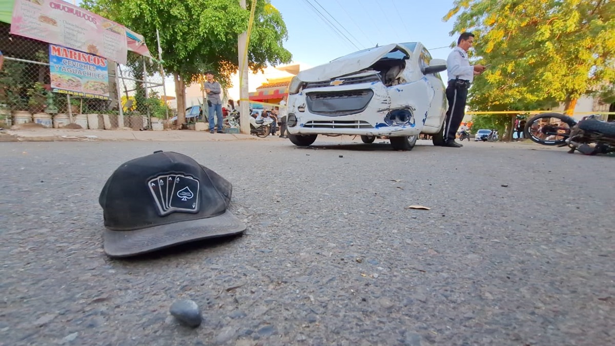 Fuerte choque entre vehículo y motocicleta deja a joven sin vida en Culiacán