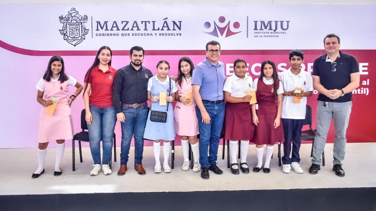 Mil 700 jóvenes de secundaria en Mazatlán y zona rural reciben su beca Proase