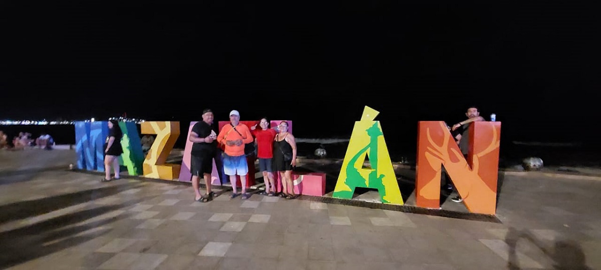 Los turistas hacen fila para tomarse la fotografía en las letras de Mazatlán en la zona del Valentino